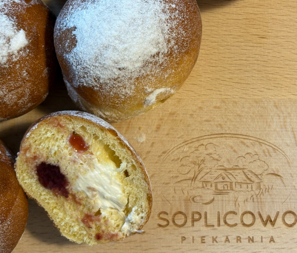 bułeczka z maliną i śmietaną
